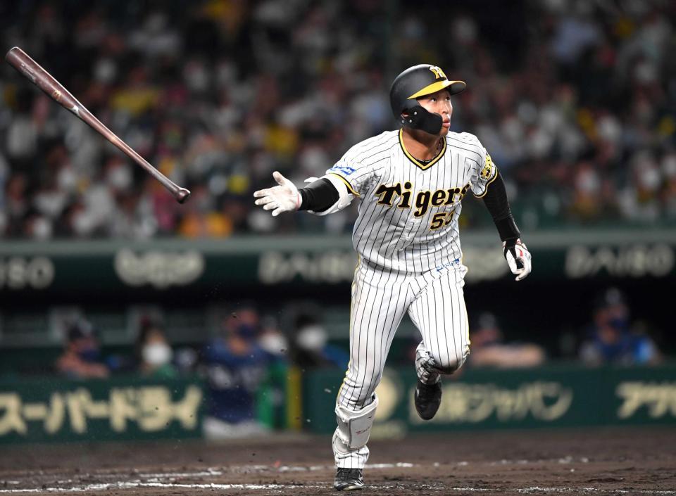 　８回、右線へ適時二塁打を放つ島田（撮影・田中太一）