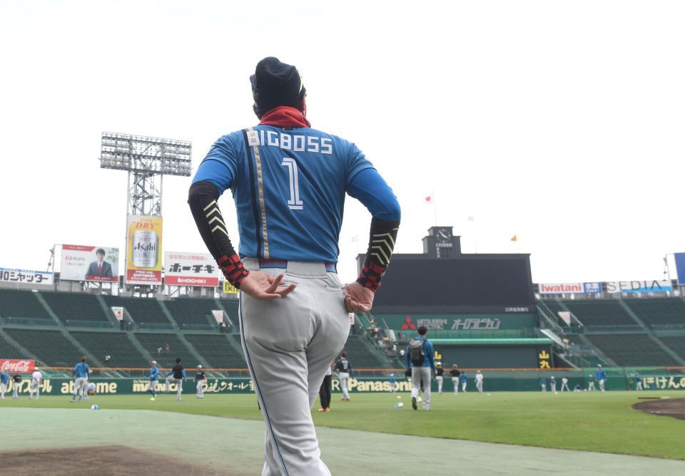 　グラウンドを見渡す新庄ビッグボス（撮影・飯室逸平）