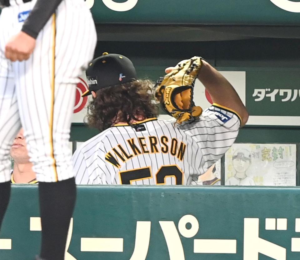 　３回７失点-。ベンチでグラブを叩き付けるウィルカーソン（撮影・飯室逸平）