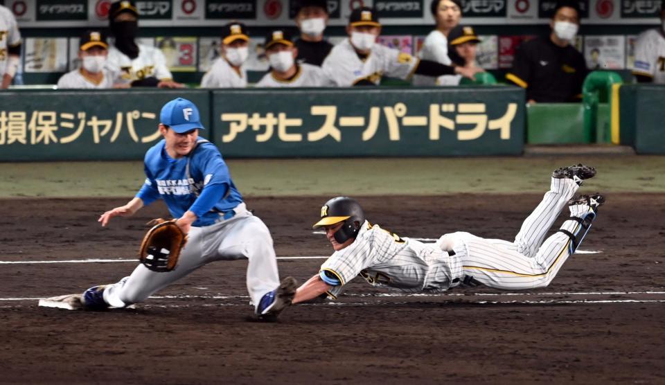 　６回、小野寺は二塁ゴロで一塁にヘッドスライディングもアウトになる（一塁手・清宮）＝撮影・山口登