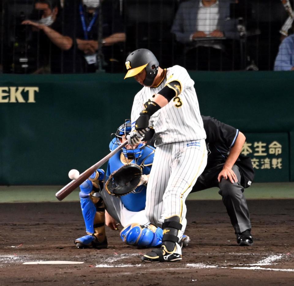 　８回、大山は左越えにソロを放つ（撮影・山口登）