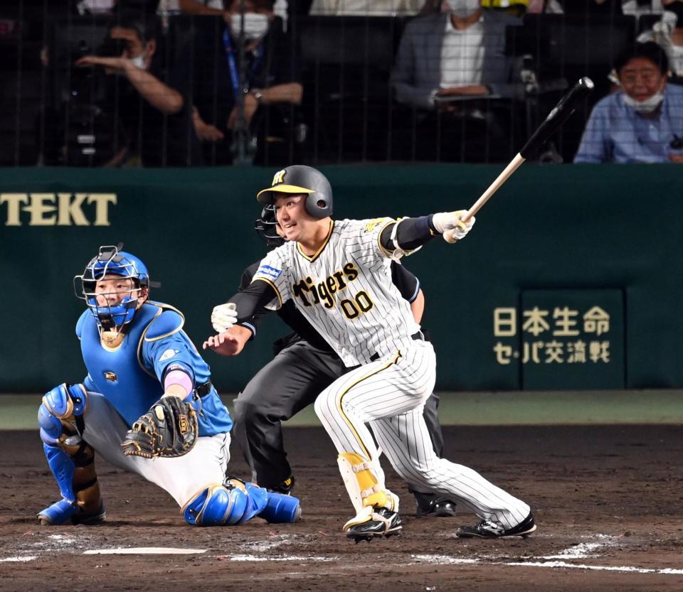 　８回、代打の山本は右前に同点適時打を放つ（撮影・山口登）