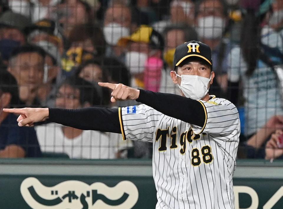 　８回、選手交代を告げる矢野監督（撮影・飯室逸平）