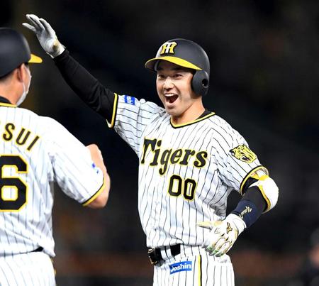 　８回、同点打を放ち喜ぶ山本（撮影・田中太一）