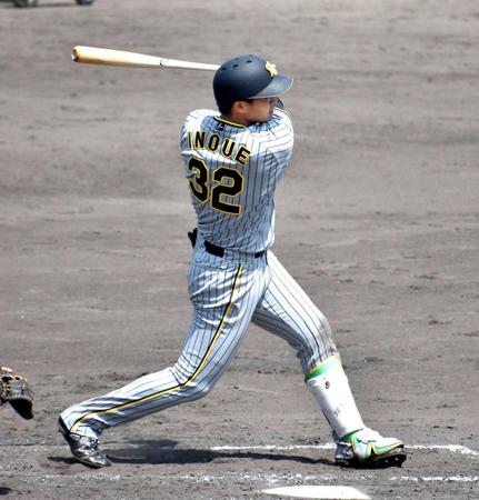 　５回、今季３号で勝ち越しとなる２ランを放つ井上（撮影・北村孝紀）