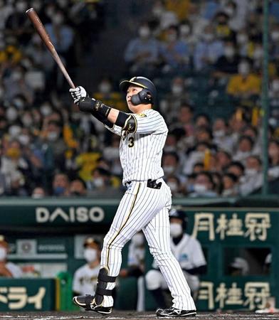 　８回、３本目となる１２号ソロを放つ大山（撮影・飯室逸平）