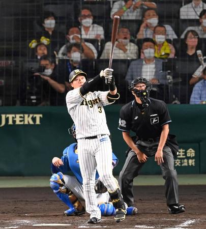 　８回、左越えにこの日３本目となるソロを放つ大山＝３日