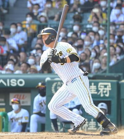 　４回、先制適時打を放つ大山（撮影・高部洋祐）