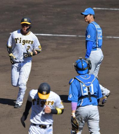 　先制を許した杉浦はがっくりとベンチに戻る（撮影・神子素慎一）