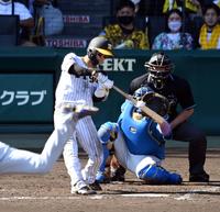 　５回、中野は左前に適時打を放つ（撮影・山口登）