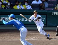 　５回、近本は右前に適時打を放つ（撮影・山口登）