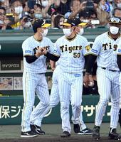 　矢野監督（左）は６勝目を挙げた青柳を祝福する（撮影・山口登）