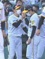 　６勝目を挙げた青柳（右）をねぎらう矢野監督（撮影・高部洋祐）
