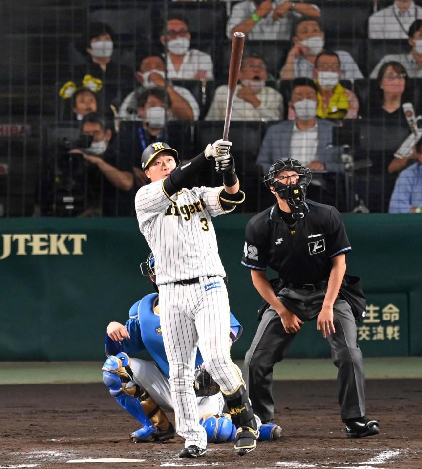 　８回、左越えにこの日３本目となるソロを放つ大山＝３日