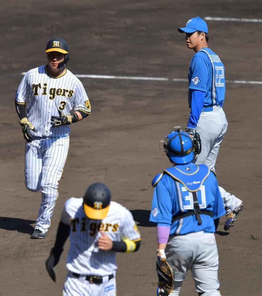 　先制を許した杉浦はがっくりとベンチに戻る（撮影・神子素慎一）