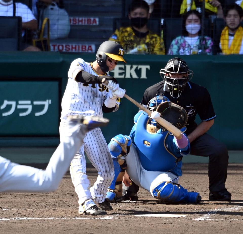 　５回、中野は左前に適時打を放つ（撮影・山口登）