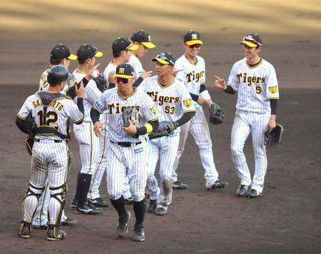 　勝利を喜ぶ（右から）近本、中野、島田、佐藤輝ら阪神ナイン