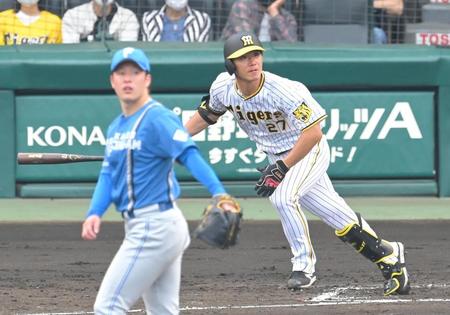 ３回、吉田（手前）から左前打を放つ伊藤将（撮影・高部洋祐）