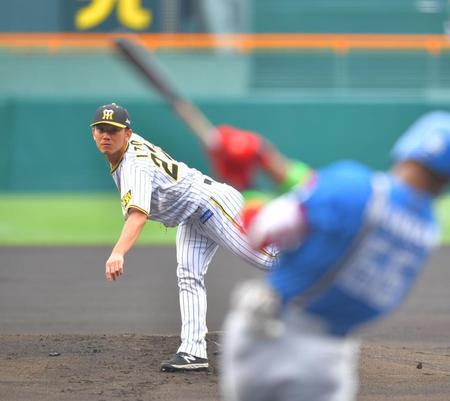 １回、横浜高校の後輩の万波を投ゴロに打ち取る伊藤将（撮影・吉澤敬太）