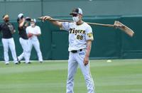 　整備用のトンボを担いで練習を見る矢野監督（撮影・田中太一）