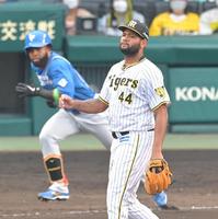 ７回、日本ハム・アルカンタラ（左）を二ゴロに打ち取る阪神・アルカンタラ（撮影・高部洋祐）