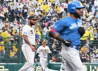 ７回、日本ハム・アルカンタラ（手前右）を二塁ゴロに打ち取る阪神・アルカンタラ（撮影・田中太一）