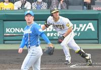 ３回、吉田（手前）から左前打を放つ伊藤将（撮影・高部洋祐）