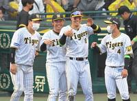 ３連勝に笑顔を見せる（左から）大山、高山、佐藤輝ら（撮影・高部洋祐）