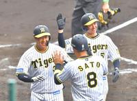 ３回、左越えに３ランを放ち、近本（５）、佐藤輝（８）とタッチする大山（撮影・吉澤敬太）