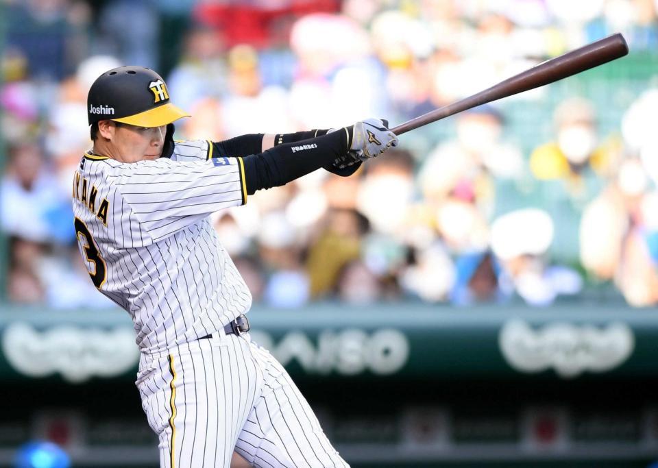 　８回、猛打賞となる中前打を放つ大山（撮影・田中太一）