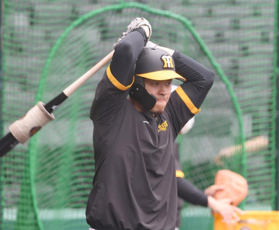 バットを掲げる佐藤輝（撮影・田中太一）