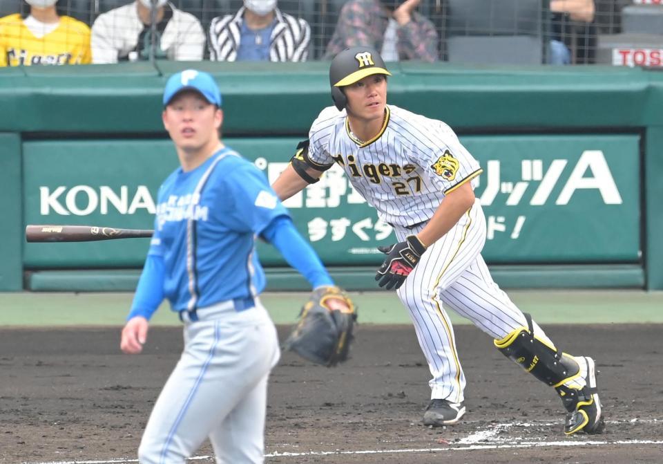 ３回、吉田（手前）から左前打を放つ伊藤将（撮影・高部洋祐）