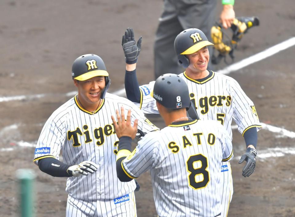 ３回、左越えに３ランを放ち、近本（５）、佐藤輝（８）とタッチする大山（撮影・吉澤敬太）