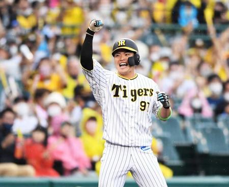 　８回、３点適時三塁打を放ちガッツポーズを決める小野寺
