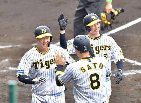 　３回、左越えに３ランを放ち近本（５）、佐藤輝（８）とタッチする大山（撮影・吉澤敬太）