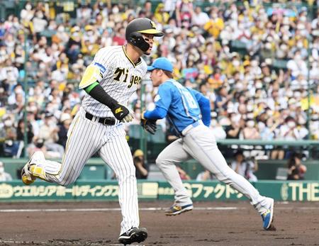 　３回、先制打を放ち一塁へ走る佐藤輝。奥は先発の吉田