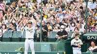 　３回、大山の３ランに手を上げて喜ぶ伊藤将（撮影・飯室逸平）