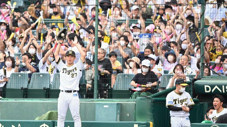 　３回、大山の３ランに手を上げて喜ぶ伊藤将（撮影・飯室逸平）