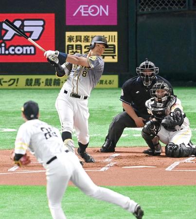 　オープン戦初戦の初打席で石川（手前）から本塁打を放つ佐藤輝＝２０２１年３月５日、ＰａｙＰａｙドーム