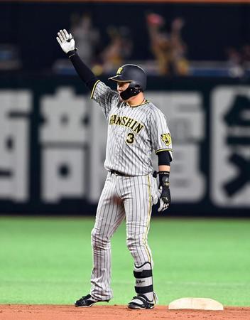 　６回、大山は先制２点適時打を放ちベンチにポーズ送る