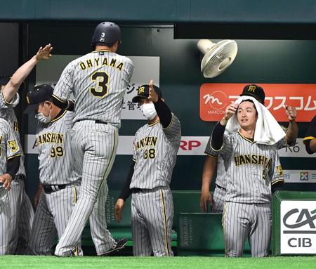 　６回、矢野監督（中央）は先制適時二塁打を放った大山を迎える（撮影・山口登）