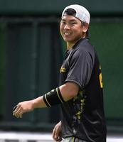 　練習で汗を流す梅野（撮影・田中太一）