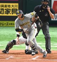 　６回、先制の２点タイムリー二塁打を放つ大山