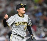 　５回、柳田を三振に仕留め、ガッツポーズを決める西勇（撮影・田中太一）