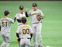 　先制打で６連勝を引き寄せた大山はナインとタッチを交わす（撮影・田中太一）