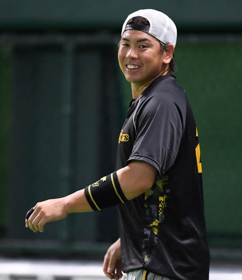 　練習で汗を流す梅野（撮影・田中太一）