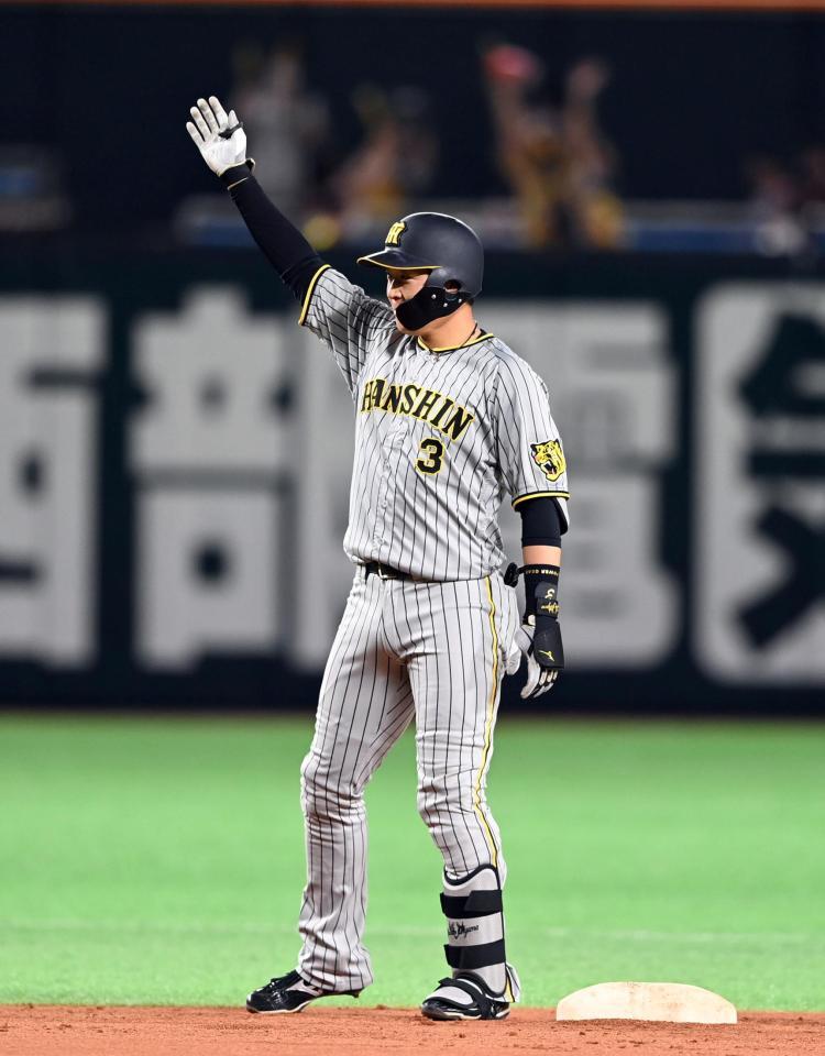 　６回、大山は先制２点適時打を放ちベンチにポーズ送る