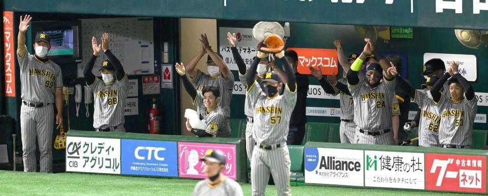 ６回、大山の先制打に沸く阪神ベンチ