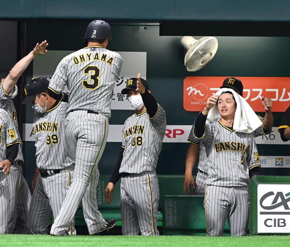 　６回、矢野監督（中央）は先制適時二塁打を放った大山を迎える（撮影・山口登）