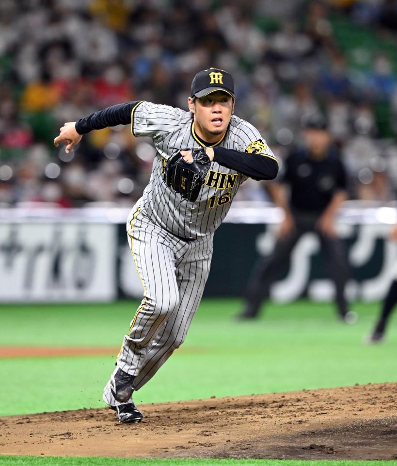 　１回、西勇は今宮を一ゴロに打ち取りベースカバーに向かう（撮影・山口登）